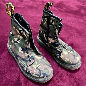 Dr Martens Boots Kids sz 11  Zip Combat Green Camouflage